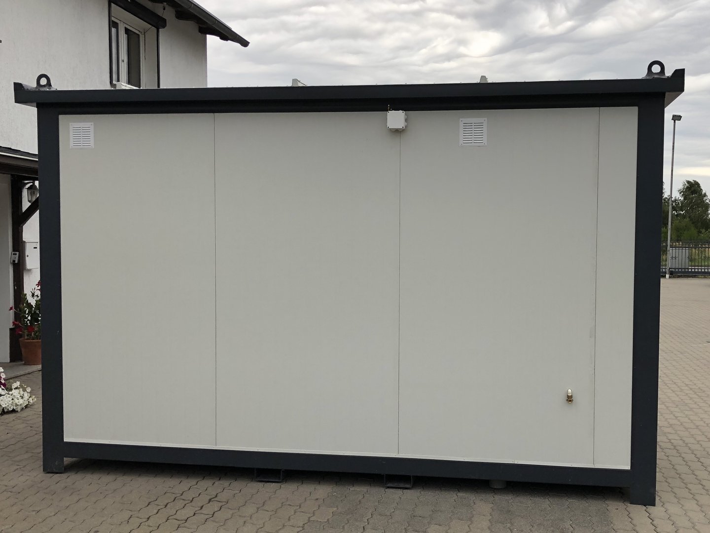 Container ufficio 4×2,20 metri con servizi igienici - immagine 9