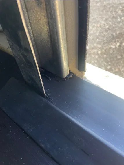 Container marittimo da 20 piedi, viaggio unico, con porta avvolgibile. - immagine 4