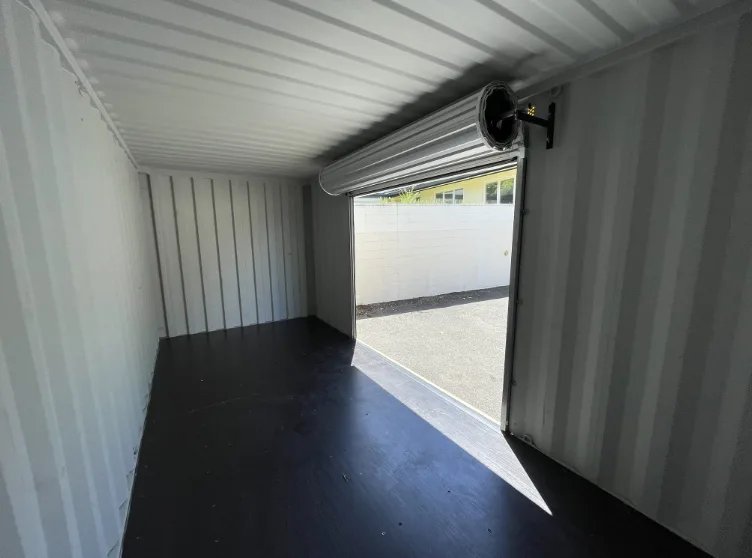 Container marittimo da 20 piedi, viaggio unico, con porta avvolgibile.