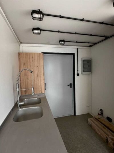 Container ristorante HC da 20 piedi – Disposizione unidirezionale Ideale per la ristorazione mobile o come chiosco di vendita.