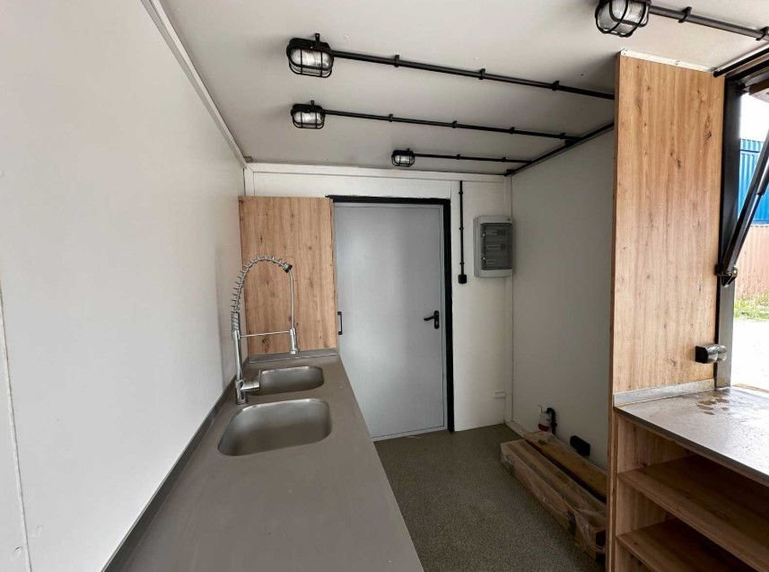 Container ristorante HC da 20 piedi – Disposizione unidirezionale Ideale per la ristorazione mobile o come chiosco di vendita.
