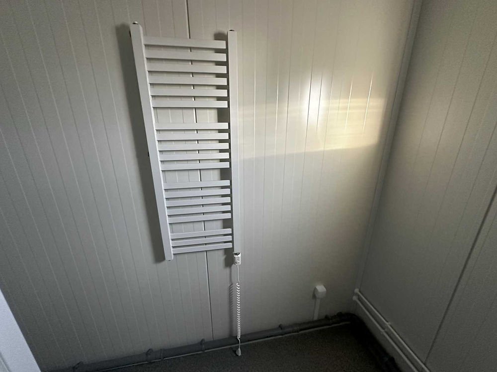 Container sanitario 3×6 – 6 docce, 2 lavandini, scaldabagno da 300 litri - Image 15