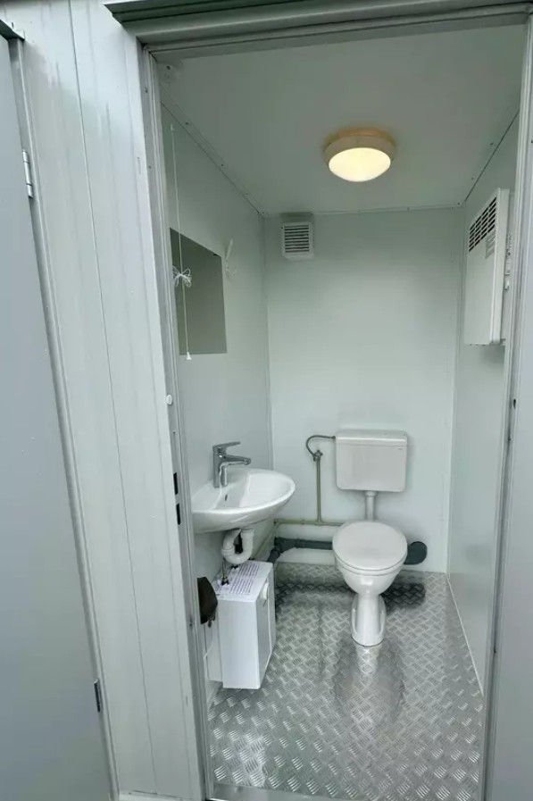 Contenitore sanitario doppio 2,4 x 1,5 m – WC + orinatoio separati